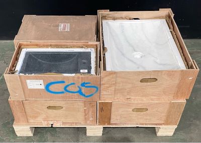 deux boîtes en bois empilées l'une sur l'autre
