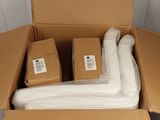 une boîte en carton contenant un certain nombre d'objets