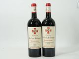 deux bouteilles de vin rouge posées l'une à côté de l'autre sur une surface blanche