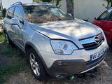 une voiture argentée garée à côté d'une voiture rouge