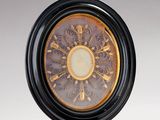 une assiette noire et dorée ornée d'un motif circulaire