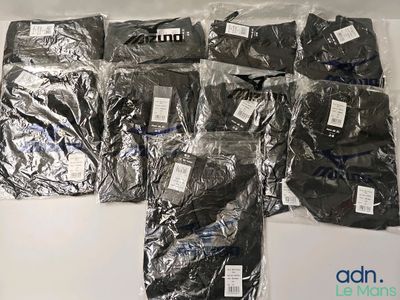 six paires de t-shirts noirs pour homme emballés dans du plastique