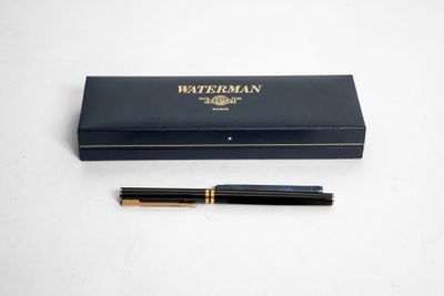 WATERMAN Stylo à plume en laque noir et métal doré.