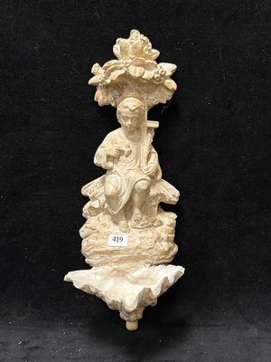 figurine en ivoire sculpté représentant une femme portant un panier sur la tête