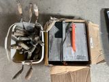 une boîte à outils posée par terre à côté d'une boîte de marteaux
