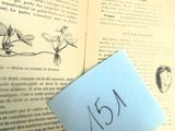 une feuille de papier posée sur un livre ouvert