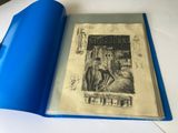 un livre bleu orné d'un dessin, posé sur une table