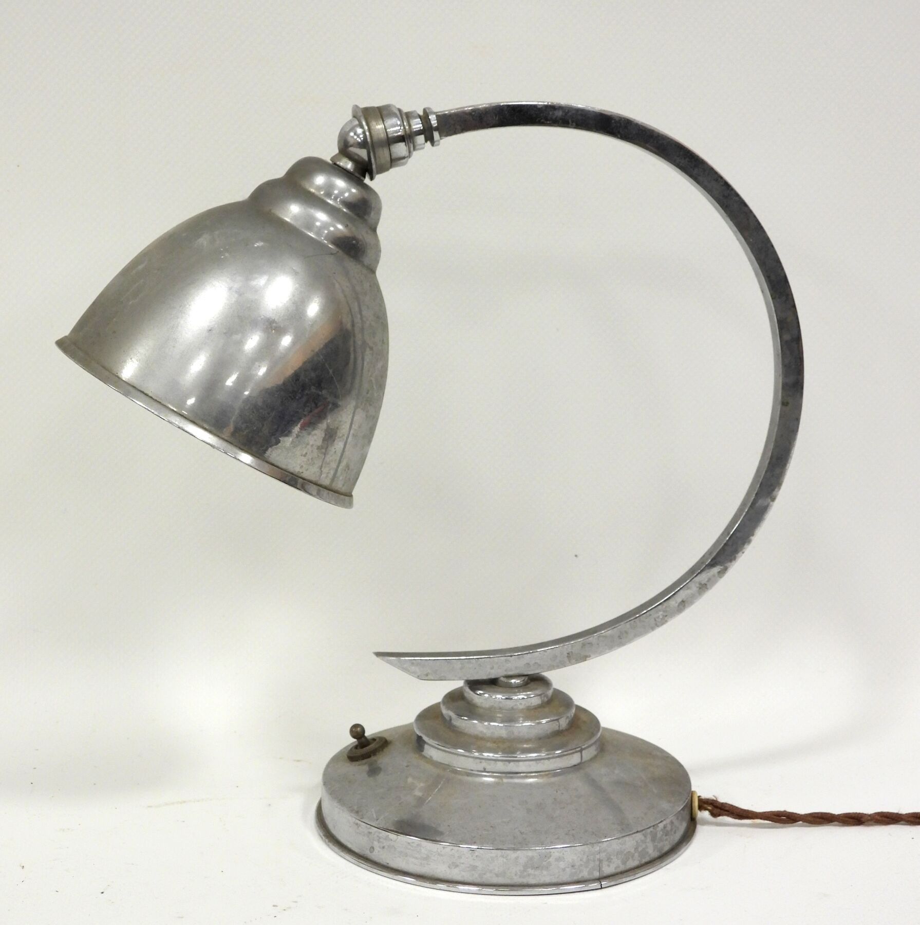 LAMPE en aluminium, fût courbé.