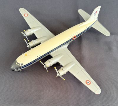 une maquette d'avion posée sur une table