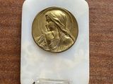 un gros plan d'une médaille d'or posée sur une surface en bois