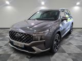 vue de face d'une Hyundai Santa 2020 grise garée dans un showroom