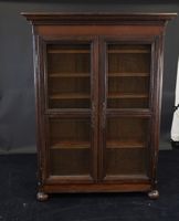 Bibliothèque de poupée en placage de bois peint.