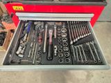 un tiroir rempli d'outils dans un garage