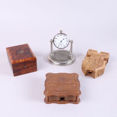 plusieurs morceaux de bois et une horloge posés sur une surface blanche