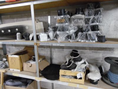 de nombreux objets sur les étagères de la pièce