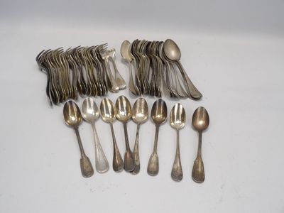 beaucoup de cuillères en argent et de cuillères sur la table