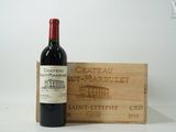 une bouteille de vin posée à côté d'une caisse en bois