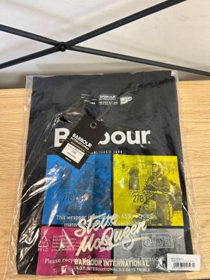 un gros plan sur un sac de vêtements posé sur une table