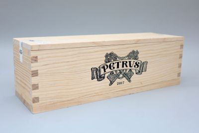 La boîte est en bois et porte un logo.