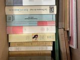 une boîte remplie de livres empilés les uns sur les autres