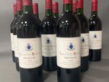 six bouteilles de vin sont alignées sur une table