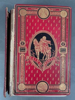 un vieux livre rouge avec l'image d'un homme à cheval