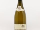 la bouteille de vin blanc est posée sur une surface blanche