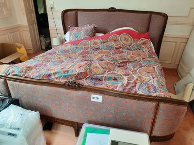 un lit recouvert d'une couette colorée