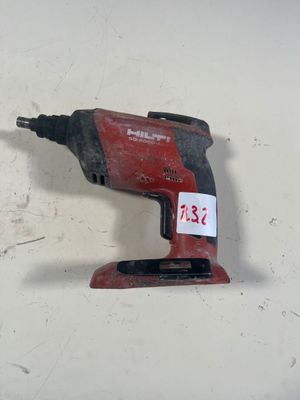 une perceuse filaire rouge avec une étiquette de prix dessus