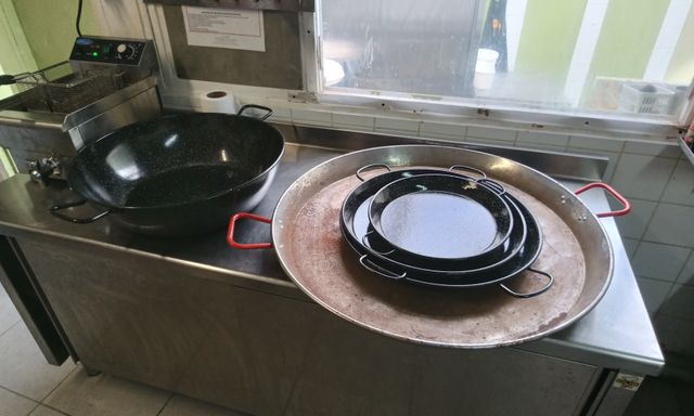 Lot de 4 poêles à paëlla. D 81, D 36, D 46, D 50 cm. Joint une gr...