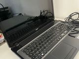 un ordinateur portable posé sur un bureau