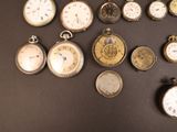 de nombreux types de montres de poche présentés sur une table