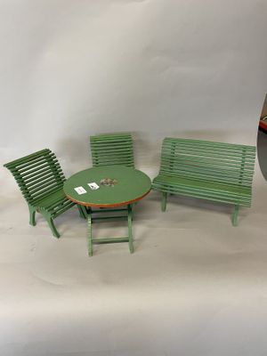 une table verte et quatre chaises vertes dans une pièce