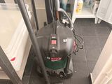 un aspirateur posé sur le sol d'une pièce