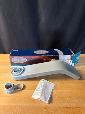 une boîte de ruban adhésif et une paire de ciseaux posés sur une table