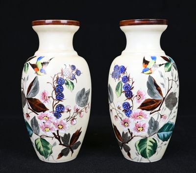 paire de vases ornés d'oiseaux et de fleurs peints sur fond noir