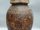 un grand pot en bois muni d'un couvercle, sur fond blanc