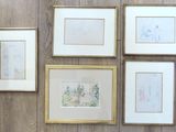 quatre tableaux encadrés accrochés au mur d'une pièce