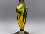 un vase orné d'un motif vert et jaune