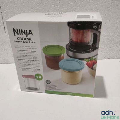emballage d'un petit mixeur contenant un récipient rempli d'aliments