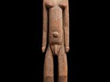 une statue représentant un homme et une femme debout l'un à côté de l'autre