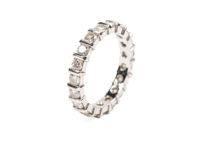 une bague en or blanc avec des diamants sur fond blanc