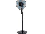 un ventilateur sur pied noir sur fond blanc, avec un fond blanc