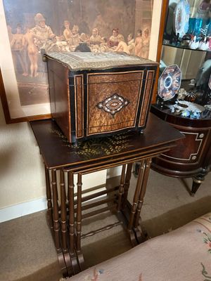 une petite table sur laquelle se trouve une boîte, à côté d'une chaise