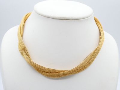 gros plan d'un collier sur un mannequin mannequin
