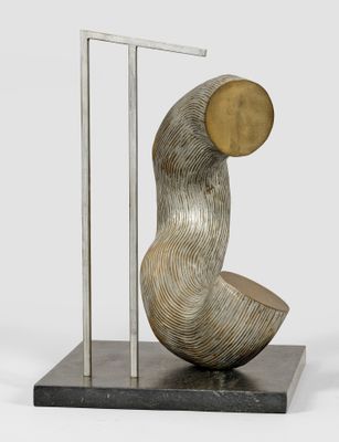 sculpture représentant un objet métallique incurvé orné d'un disque doré, posée sur un socle en marbre
