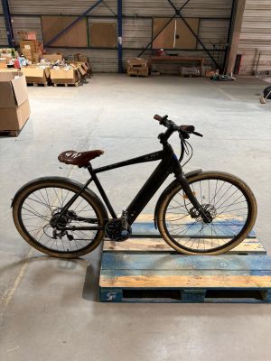 un vélo posé sur une palette dans un entrepôt
