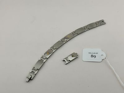 Bracelet Eric Duny en métal avec vis en or.