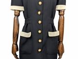 robe noire et blanche sur un mannequin de couture, avec des boutons