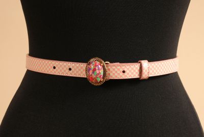 un gros plan sur la ceinture d'une femme, sur le torse d'un mannequin